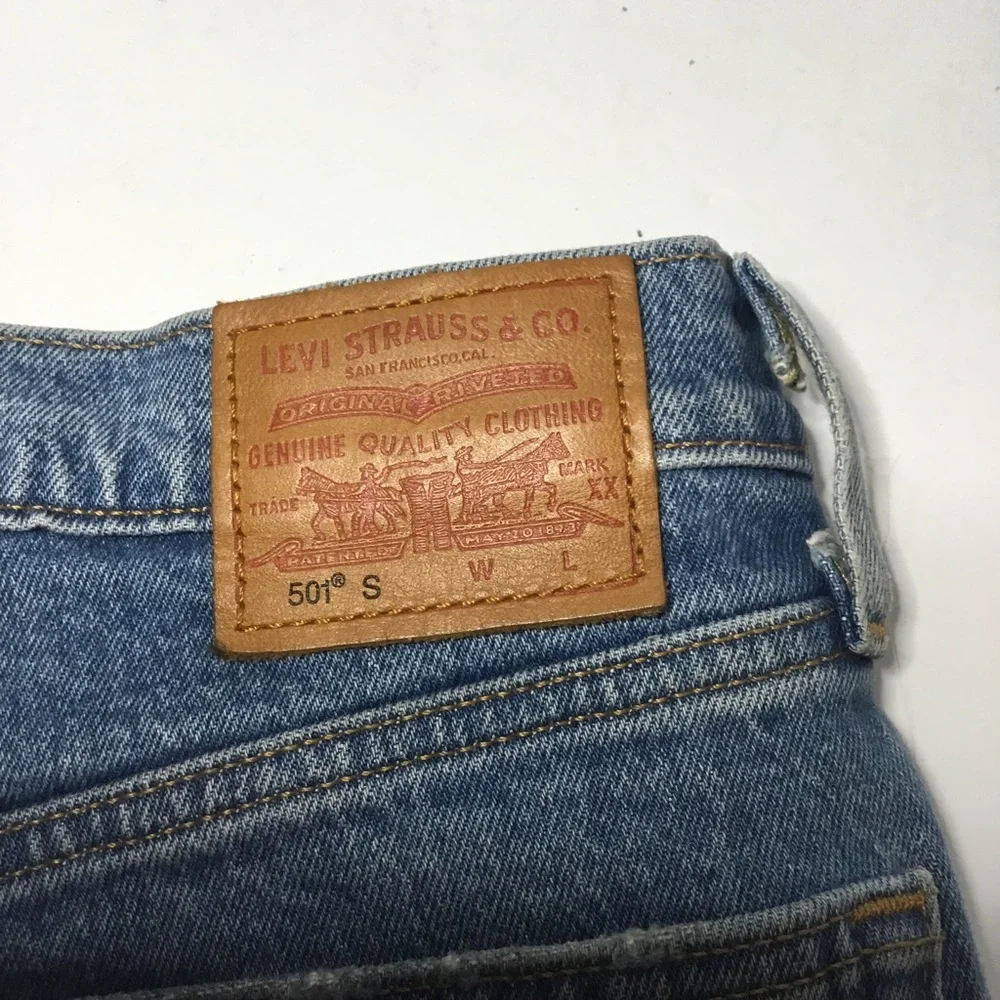 Levi’s Women’s Premium 501 Frayed Hem Jeans Size 26/28 EUC - Picture 5 of 7
